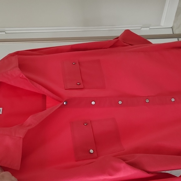 Pretty bright pink button down blouse by Croft & Barrow in great condition - Picture 8 of 8